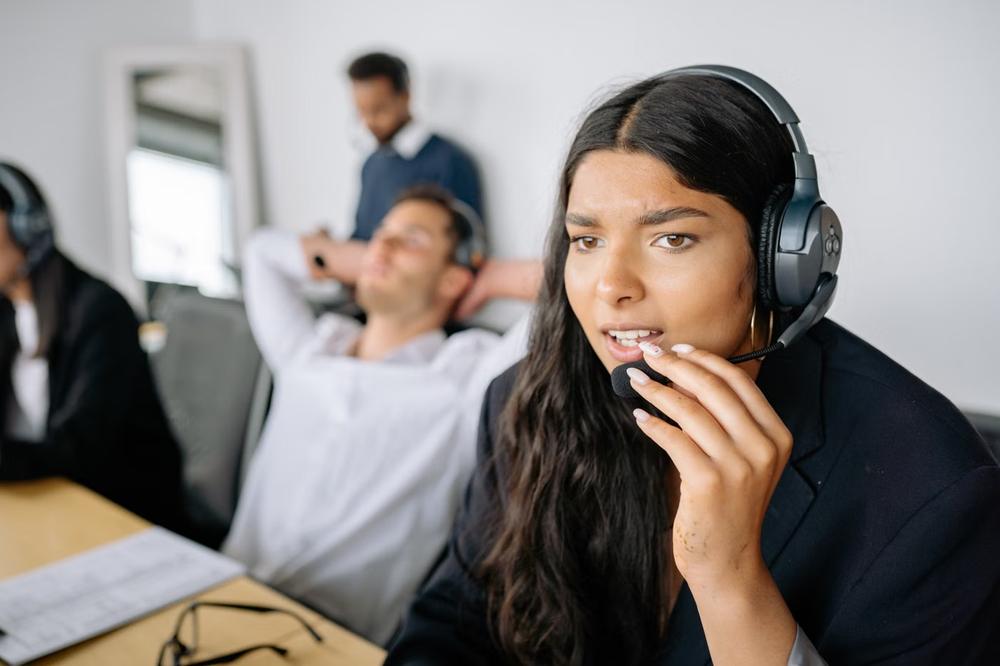 Petugas layanan pelanggan memakai headset di kantor