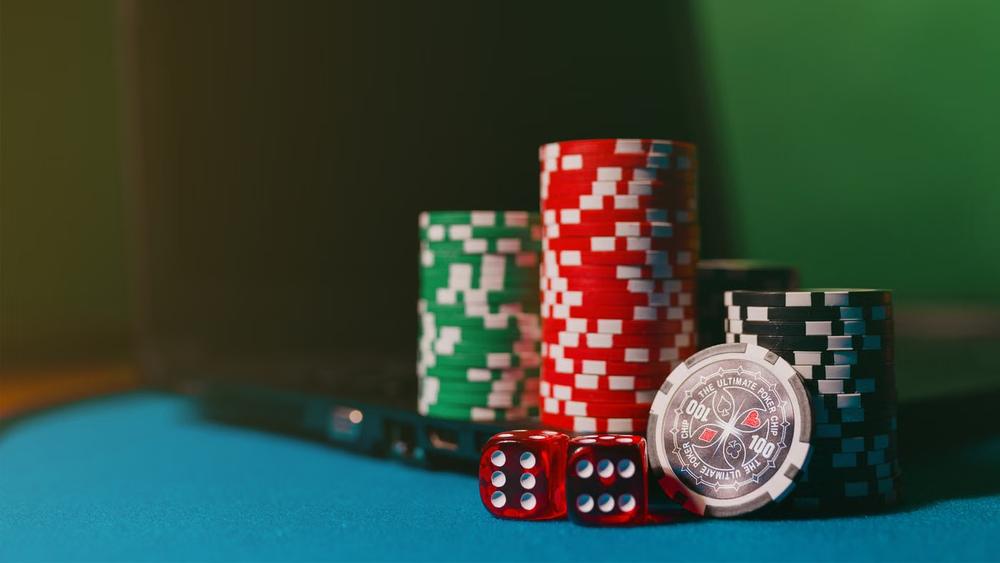 Tangan memainkan permainan kasino dari layar ponsel